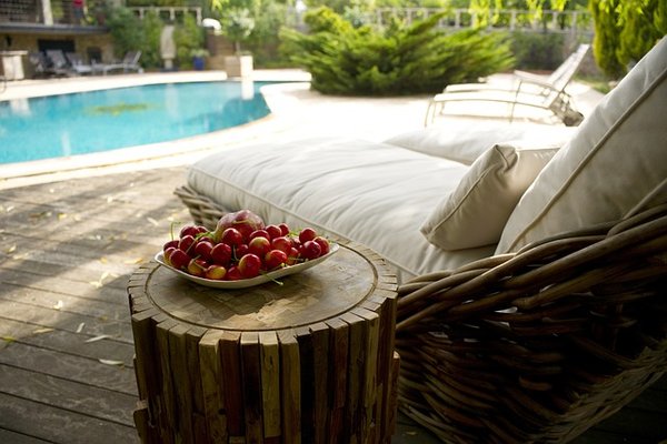Comment aménager un espace de détente autour de votre piscine : choix du mobilier, décoration, éclairage