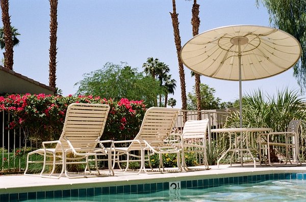 Comment créer la retraite parfaite au bord de la piscine : Un guide pour concevoir votre espace de vie extérieur