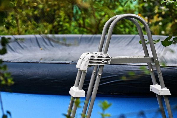 Comment créer un espace détente autour de sa piscine avec un aménagement de jardin réussi?